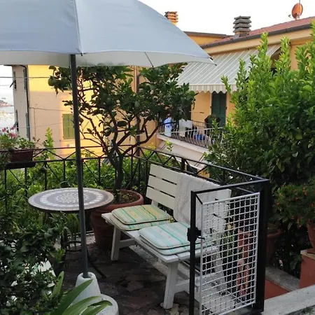 Golfo Dei Poeti Alojamento de Acomodação e Pequeno-almoço 3*